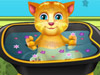 Кот Джинжер принимает ванну