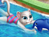 Анжела отдыхает в бассейне